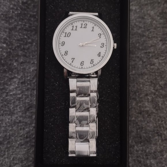 QUARTZ WATCH WITH WHITE FACE AND BOLD NUMBERS. - Picture 1 of 4